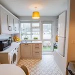 Location! Location! Centre Townhouse Sleeps 6 戈尔韦