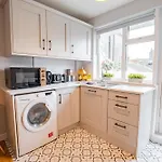 Location! Location! Centre Townhouse Sleeps 6 度假居 *