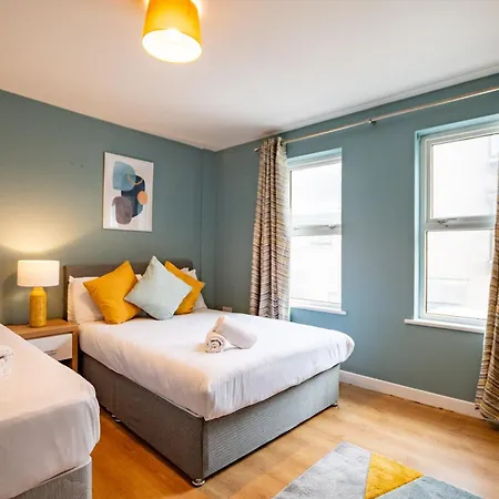 Location! Location! Centre Townhouse Sleeps 6 度假居