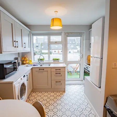 Townhouse With Balcony - Sleeps 6 Galway