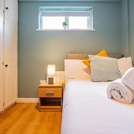 Location! Location! Centre Townhouse Sleeps 6 Galway