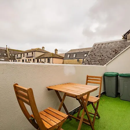 Townhouse With Balcony - Sleeps 6 Galway