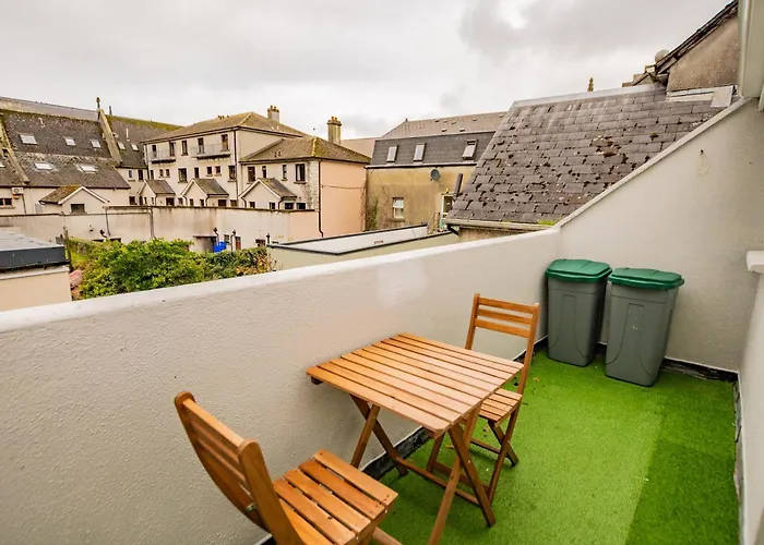 Location! Location! Centre Townhouse Sleeps 6 *