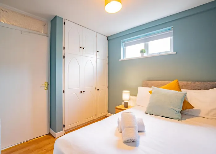 Location! Location! Centre Townhouse Sleeps 6
