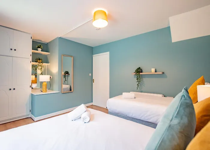 Location! Location! Centre Townhouse Sleeps 6 戈尔韦