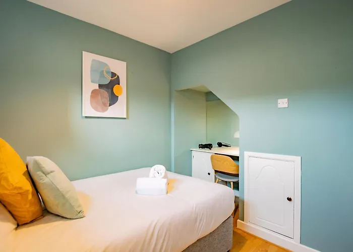 Location! Location! Centre Townhouse Sleeps 6 度假居 *