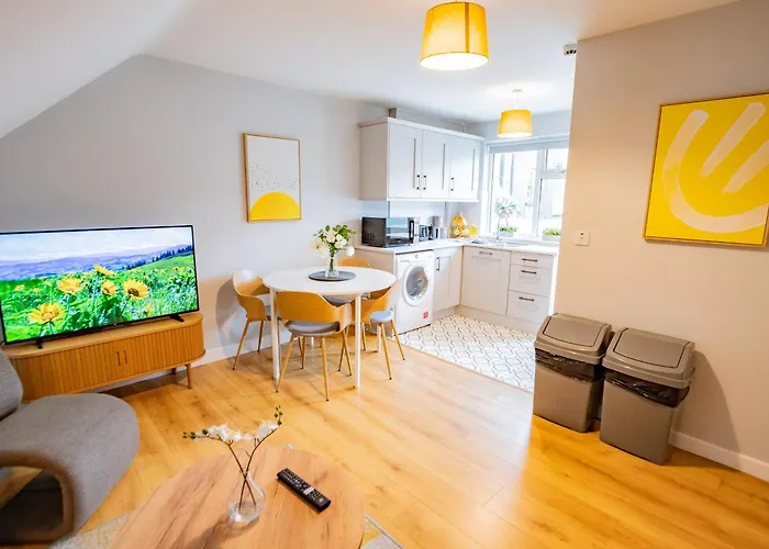 Location! Location! Centre Townhouse Sleeps 6 戈尔韦