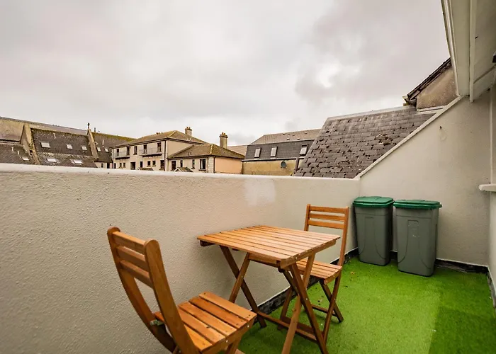 Location! Location! Centre Townhouse Sleeps 6 戈尔韦