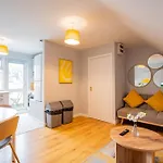 Townhouse With Balcony - Sleeps 6 Ferienhaus Galway