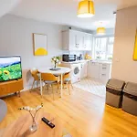 Townhouse With Balcony - Sleeps 6 Galway