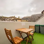 Townhouse With Balcony - Sleeps 6 Galway