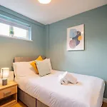 Townhouse With Balcony - Sleeps 6 Galway