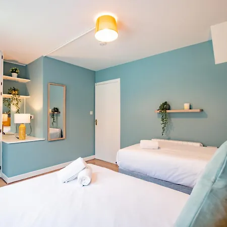 Location! Location! Centre Townhouse Sleeps 6 Galway