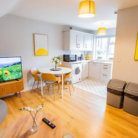 Townhouse With Balcony - Sleeps 6 Galway