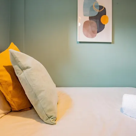 Townhouse With Balcony - Sleeps 6 * Galway